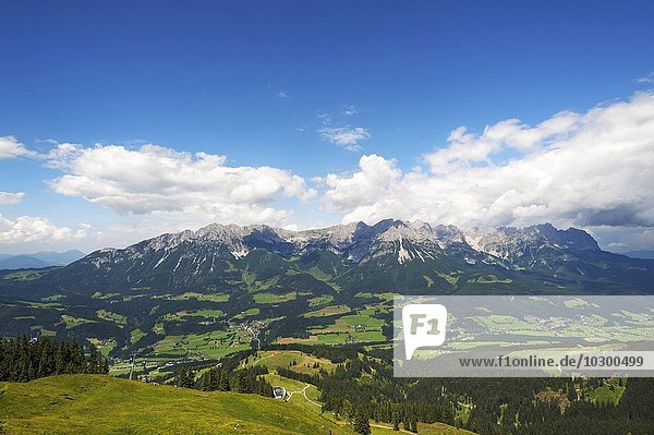 Ausblick aus der Brandstadlbahn auf Ort und den Wilden Kaiser  Scheffau am Wilden Kaiser  Tirol  Österreich  Europa