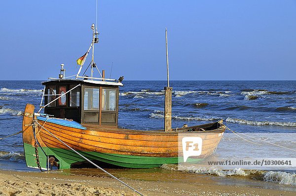 Altes Fischerboot liegt am Strand  Insel Usedom  Mecklenburg-Vorpommern  Deutschland  Europa