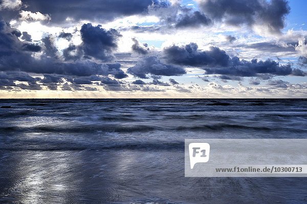 Nordsee bei Dämmerung mit Wolken  Texel  Westfriesische Inseln  Nordholland  Niederlande  Europa