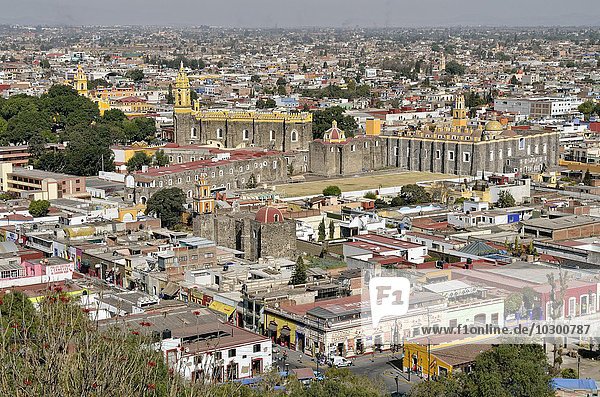 Ausblick auf die Altstadt von Cholula mit Kloster San Gabriel  Puebla  Mexiko  Nordamerika