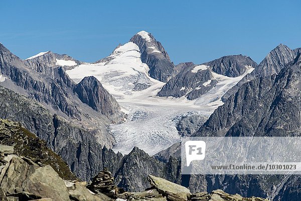 Gipfel des Finsteraarhorn  4274 m  mit Gletscher von der Alpensüdseite her gesehen  Ausblick von Eggishorn Bergstation  Kanton Bern  Schweiz  Europa