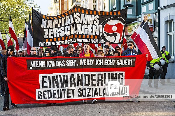 Demonstration,  Aufmarsch von Rechtsextremen der Partei Die Rechte in Essen zum 1. Mai,  mit Flagge Deutsches Reich,  Essen,  Nordrhein-Westfalen,  Deutschland,  Europa