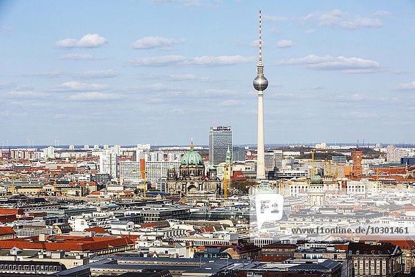Stadtansicht von Berlin-Mitte mit dem Fernsehturm und Berliner Dom  Berlin  Deutschland  Europa