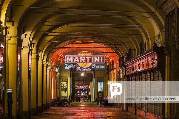 Cafe Torino unter den Arkaden am Piazza San Carlo am Abend  Turin  Piemont  Italien  Europa