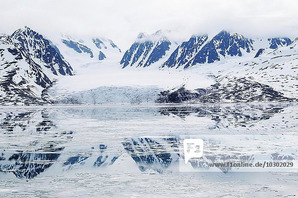 Gletscher Monacobreen spiegelt sich im Wasser  Liefdefjorden  Spitzbergen  Norwegen  Europa