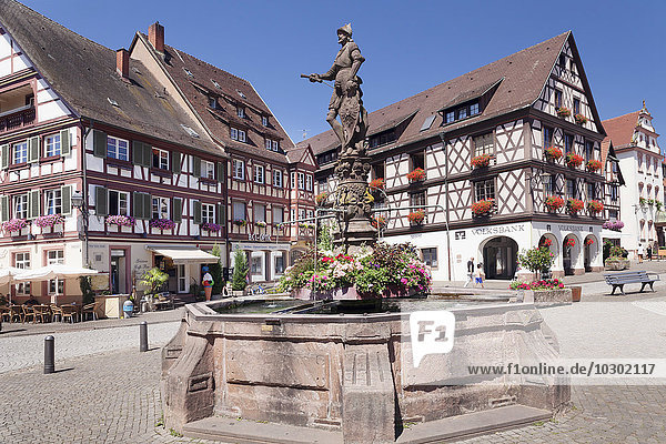 Röhrbrunnen am Marktplatz  Fachwerkhäuser  Gengenbach  Kinzigtal  Schwarzwald  Baden-Württemberg  Deutschland  Europa