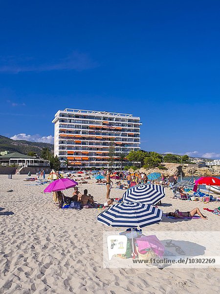 Badegäste am belebten Strand von Magaluf  hinten das Hotel Globales Santa Lucía  Magaluf  Mallorca  Balearen  Spanien  Europa