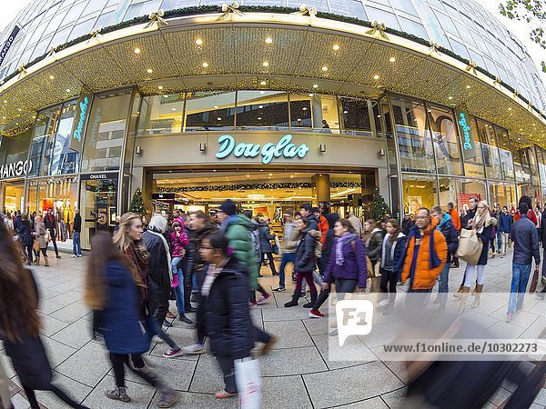 Menschen beim Einkaufen  Weihnachtseinkauf  Frankfurt am Main  Hessen  Deutschland  Europa