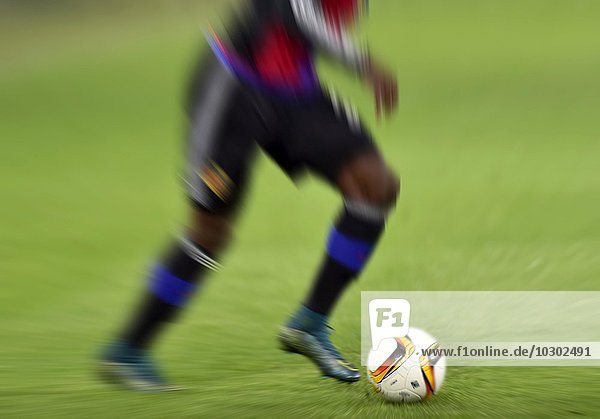 Ball und Beine von einem Fussballspieler  gezoomt  Basel  Schweiz  Europa