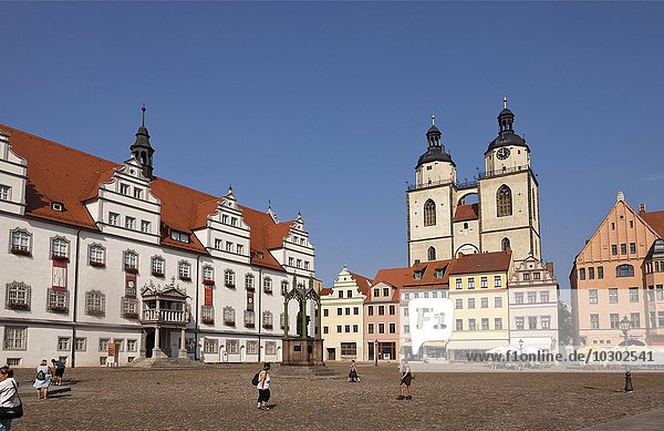 Marktplatz mit Rathaus und der Stadtkirche St. Marien  Lutherstadt Wittenberg  Sachsen-Anhalt  Deutschland  Europa