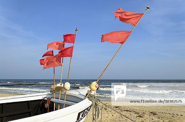 Fischerboot mit roten Markierungs-Fähnchen am Strand  Insel Usedom  Mecklenburg-Vorpommern  Deutschland  Europa
