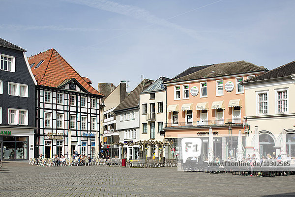 Marktplatz mit Straßencafe  Unna  Ruhrgebiet  Westfalen  Nordrhein-Westfalen  Deutschland  Europa