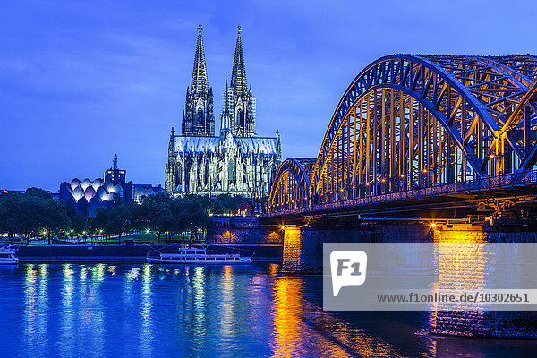 Hohenzollernbrücke und Kölner Dom  Rhein  bei Nacht  Köln  Deutschland  Europa