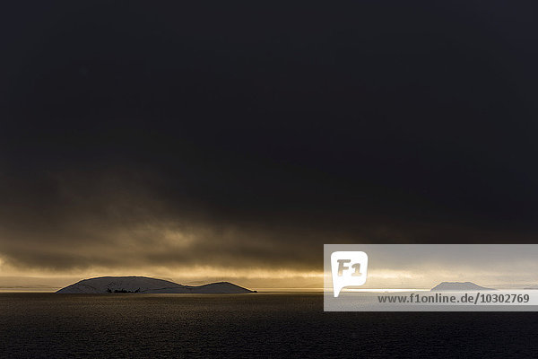 Sonnenuntergang über See Pingvallavatn mit Berglandschaft  Thingvellir  Island  Europa