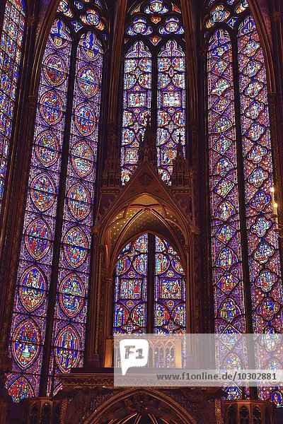 Oberkirche Sainte Chapelle  13. Jahrhundert  Absis mit Reliquienschrein  farbig bemalte Glasfenster mit Bibelszenen  Paris Ile de France  Frankreich  Europa
