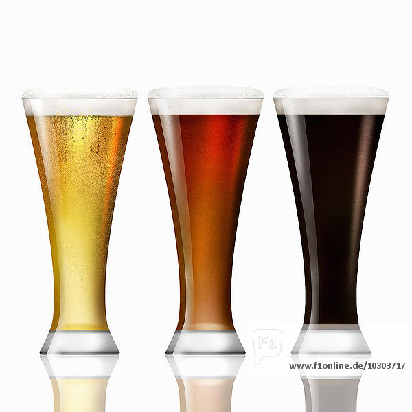 Reihe von Biergläsern mit hellem  halbdunklem und dunklem Bier