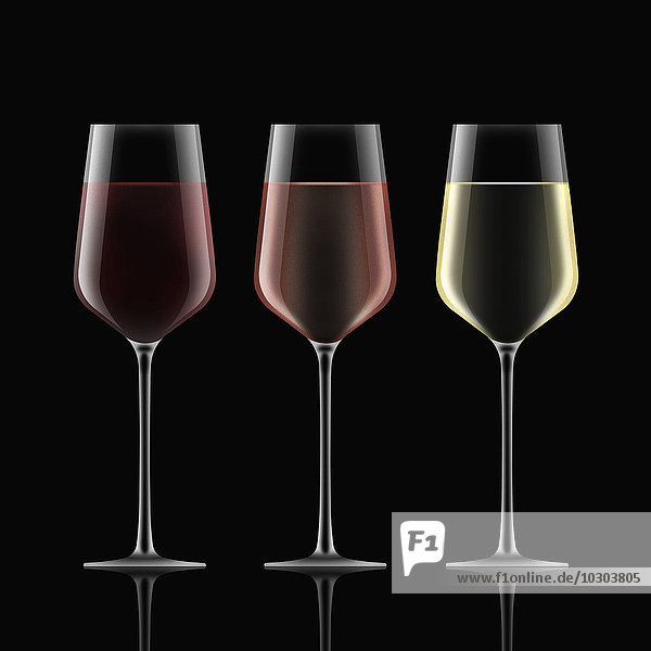 Drei Weingläser mit Rotwein  Roséwein und Weißwein in einer Reihe