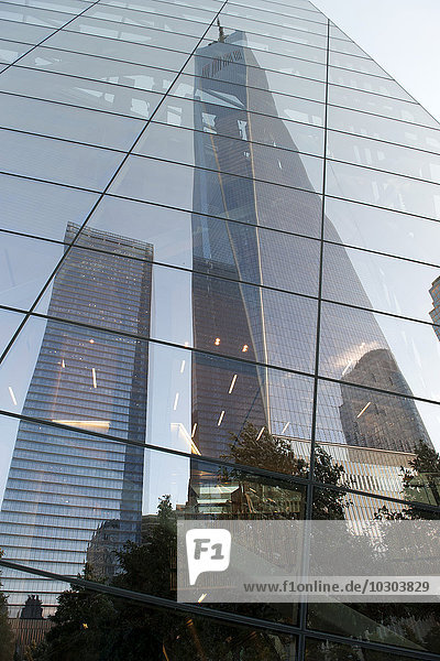 One World Trade Center reflektiert an der Gebäudefassade  Manhattan  New York City  New York  USA