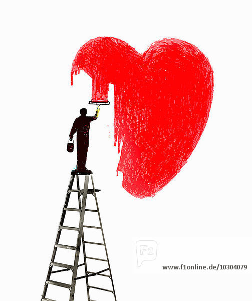 Mann auf einer Leiter malt ein großes Herz