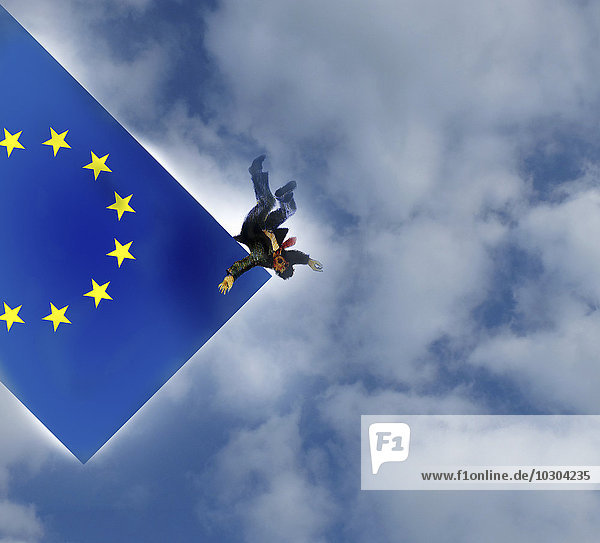 Mann fällt von EU-Flagge