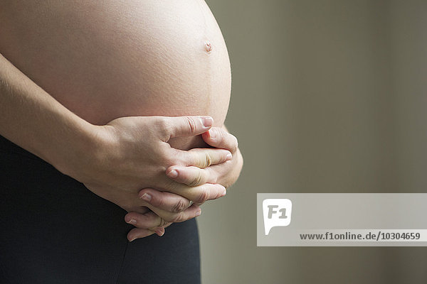 Frau schaukelt schwangeren Bauch
