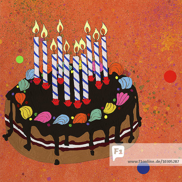 Zehn Kerzen brennen auf einer Geburtstagstorte