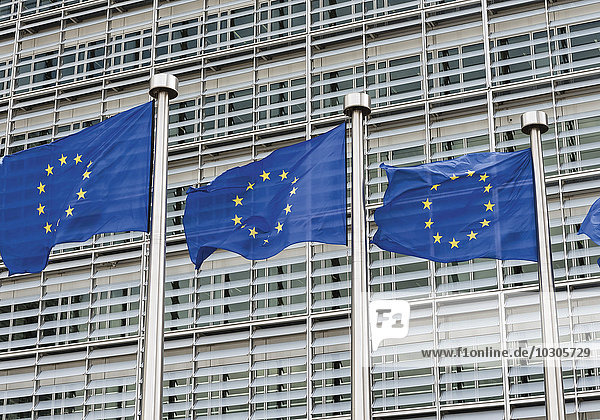 Europäische Flaggen vor dem Kommissionsgebäude in Brüssel