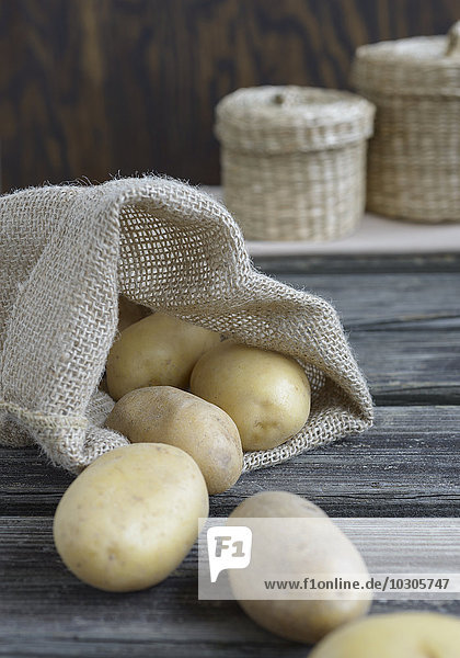 Kartoffeln und Jutesack  Studioaufnahme