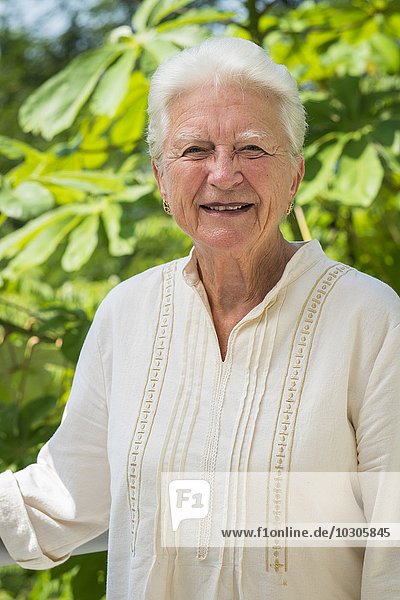 Porträt einer lächelnden Seniorin