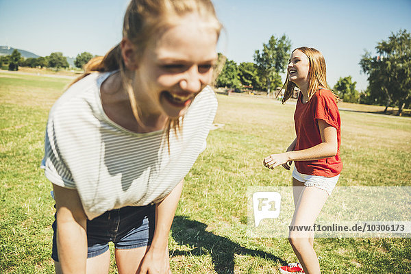 Zwei Teenager-Mädchen beim Spaß im Park