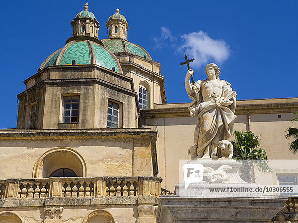 Italien,  Sizilien,  Provinz Trapani,  Mazara del Vallo,  Piazza della Repubblica,  Kathedrale del Santissimo Salvatore und Statue des Heiligen Vitus
