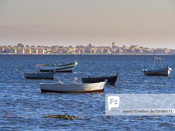 Italien  Sizilien  Provinz Trapani  Fischerboote und Marsala im Hintergrund