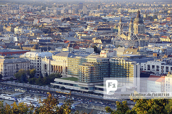 Ungarn  Budapest  Blick auf Stephanskirche und Vigado Konzertsaal