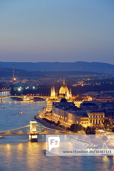 Ungarn  Budapest  Blick auf die Donau  Kettenbrücke  Margaretenbrücke und Parlamentsgebäude  Blaue Stunde