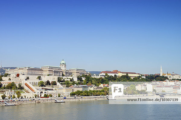 Ungarn  Budapest  Blick auf die Burg Buda  Donau