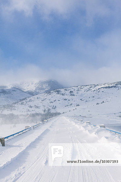 Bulgarien  Rila-Gebirge  Belmeken-Staudamm  Schneebrücke bei kaltem Winterwind