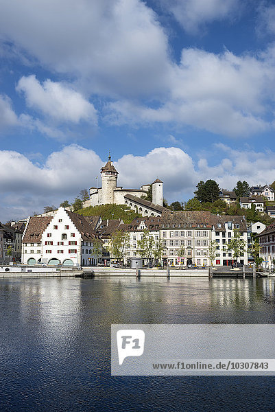 Schweiz  Kanton Schaffhausen  Blick auf die Altstadt mit Schloss Munot  Hochrhein