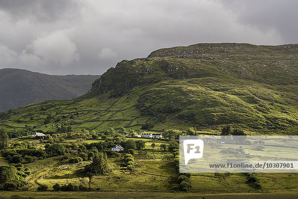 Irland  County Galway  Blick auf die Hügel von Connemara  Lichtstimmung