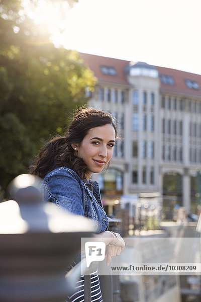 Deutschland  Berlin  Portrait einer jungen Touristin auf Städtereise