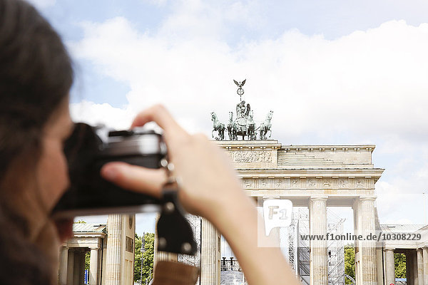 Deutschland  Berlin  Touristenfotografin Brandenburger Tor