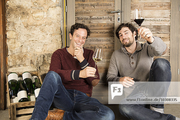Zwei Männer bei der Weinprobe im Weingut