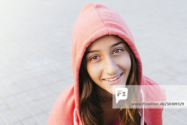 Porträt des lächelnden Mädchens in roter Kapuzenjacke