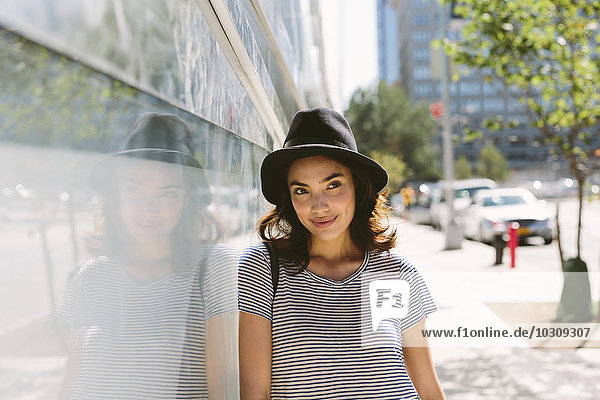 USA  New York City  Portrait einer jungen Frau mit schwarzem Hut