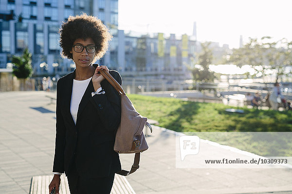 USA  New York City  Portrait der Geschäftsfrau mit Tasche