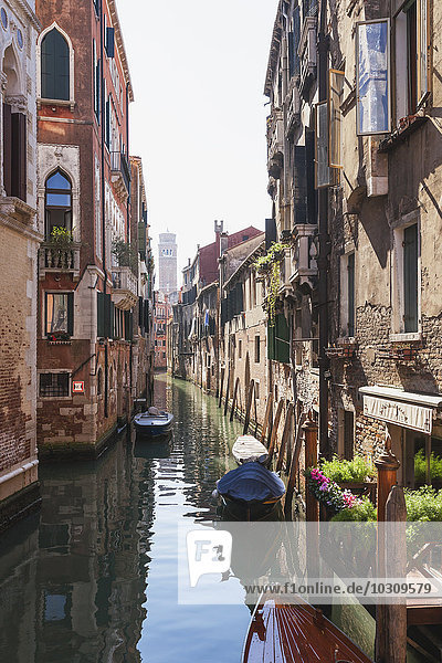 Italien  Veneto  Venedig  Altstadt  Kanal und alte Häuser
