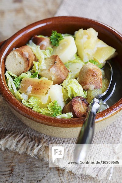 Vegetarischer Eintopf mit Wirsing,  Pastinaken,  Kartoffeln,  Äpfeln und veganer Tofuwurst