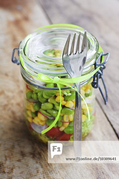 Gemüsesalat mit Mais  Favabohnen und Radieschen im Einmachglas