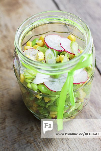 Gemüsesalat mit Mais,  Favabohnen und Radieschen im Einmachglas