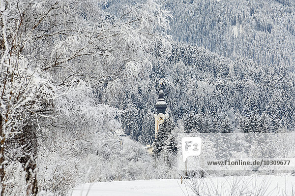 Österreich  Land Salzburg  Altenmarkt-Zauchensee  Kirche und Winterwald