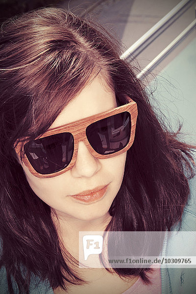 Junge Frau mit Holzsonnenbrille